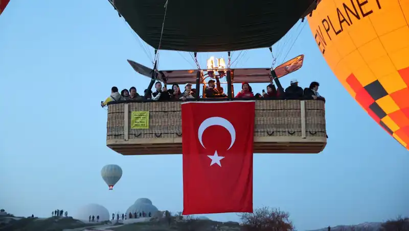 Kapadokya'da Balonlarla 23 Nisan Coşkusu: Gökyüzünde Türk Bayrakları Dalgalandı