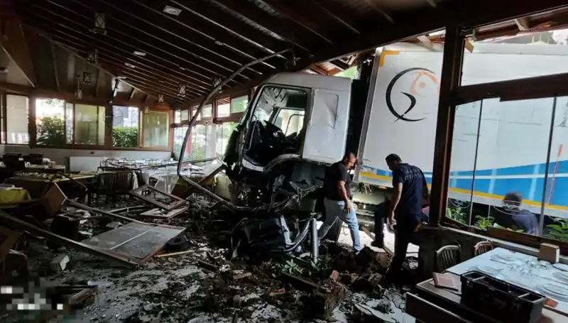 Freni Boşalan Kamyon Restorana Girdi: O Anlar Kayıt Altında