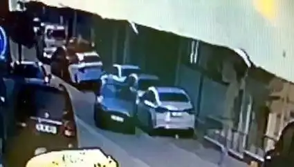 Esenyurt’ta Park Halindeki İki Araca Çarpan Sürücü Kaçtı, Olayın Ardındaki Gizem Nedir?