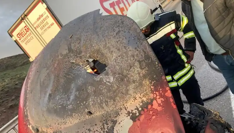 Seyir Halindeki Otomobil Alev Topuna Döndü: Kazanın Ardındaki Nedenler