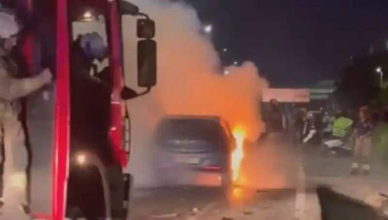 Otoyolda Bariyerlere Çarpan Araç Yangın Çıkardı, Faciadan Dönüldü!