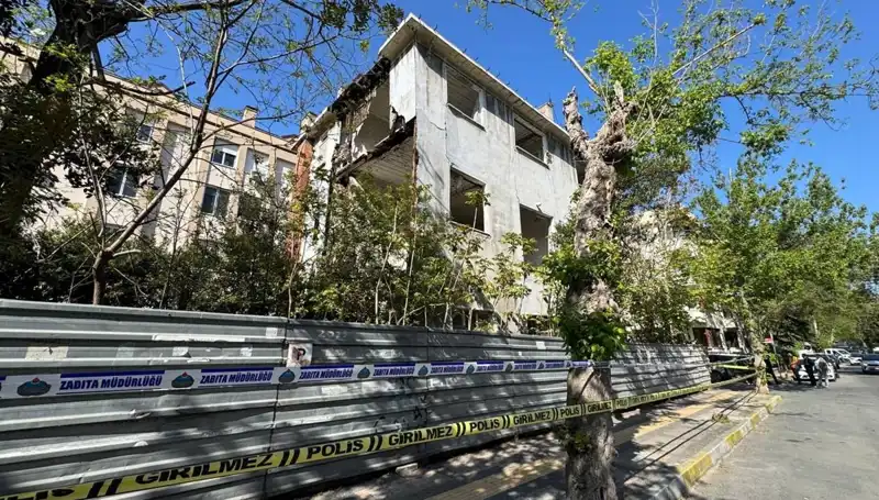 Bakırköy'de Deprem Sonrası Metruk Bina Kısmen Çöktü, Şehirde Panik Yaratıldı