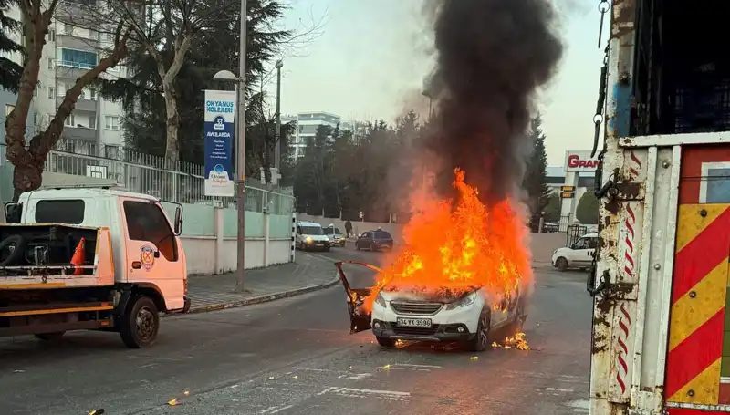 Alev Topuna Dönen Araç Trafiği Felç Etti: Panik Ve Kaos Anları
