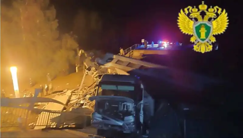 Rusya'da İki Köprünün Çökmesi ve Tren Kazası: 7 Ölü