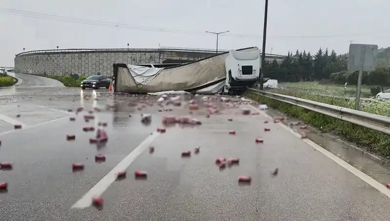 TIR Devrildi, İçkiler Yola Saçıldı: Olayın Ayrıntıları Şoke Etti