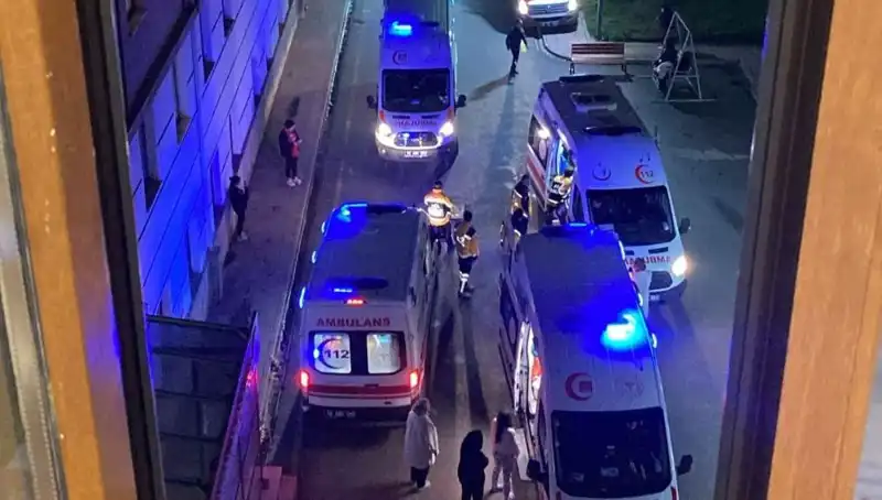 Öğrencilerin Akşam Yemeği Faciası: 53 Kişi Hastaneye Kaldırıldı!