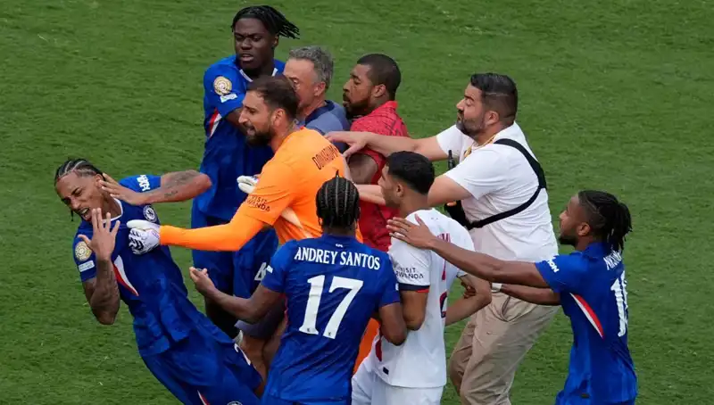 Dev Finalde Şok Eden Anlar: Teknik Direktör Futbolcuya Yumruk Attı!