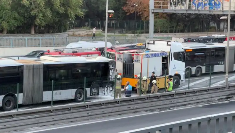 İstanbul’da Metrobüs Yangını: Trafikte Faciadan Kaçış Yok!