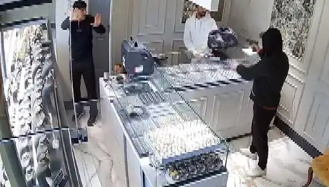 Bursa'da Kuyumcuya Soygun Girişimi: Güvenlik Kameralarındaki Korkunç Anlar Ortaya Çıktı