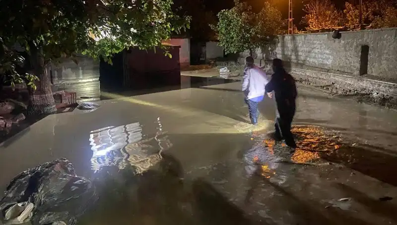 20 Dakikalık Yağış Sonrası Sel Felaketi: Evler Zarar Gördü