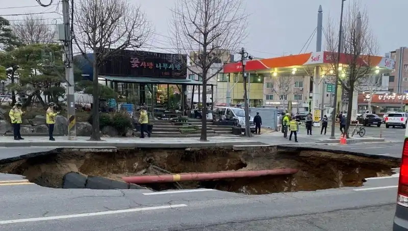 Güney Kore'de Motosikletin Yuttuğu Dev Çukur: Arama Kurtarma Çalışmaları Sürüyor