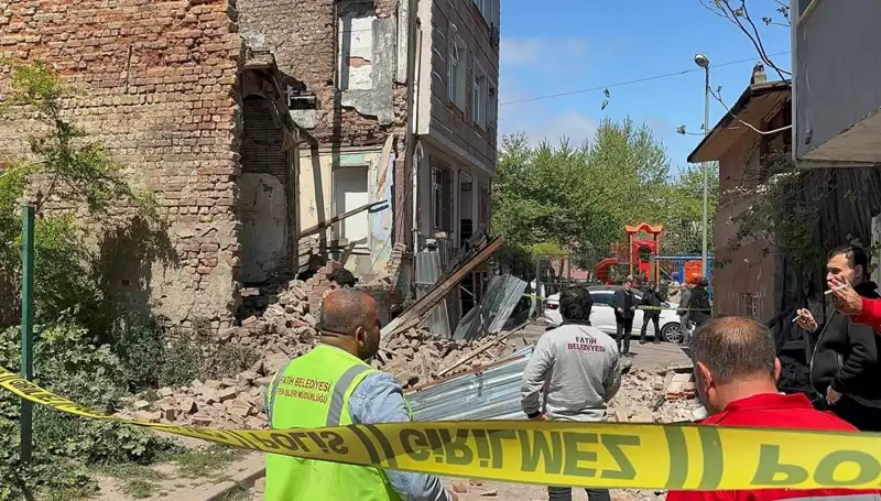 Fatih’te Deprem: Çöken Bina Sonrası Korku Dolu Anlar