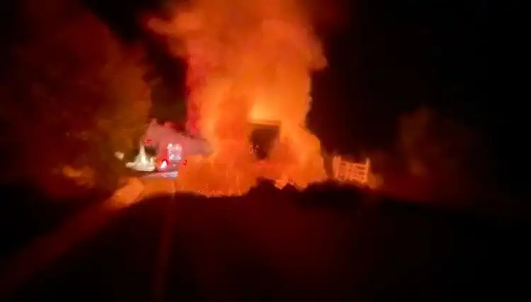Seyir Halindeki Kamyonet Alev Alev Yanarak Korku Dolu Anlar Yaşattı!