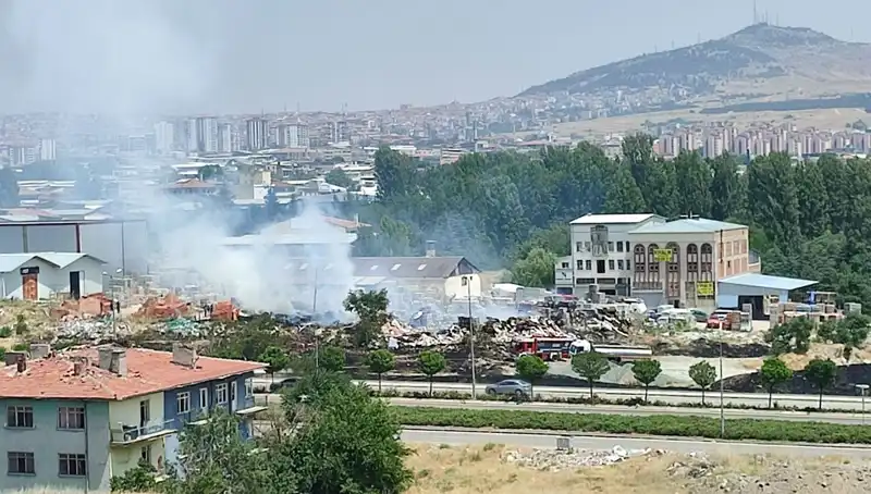 Otluk Alanda Başlayan Yangın, Depo Binasını Sıfıra İndirdi!