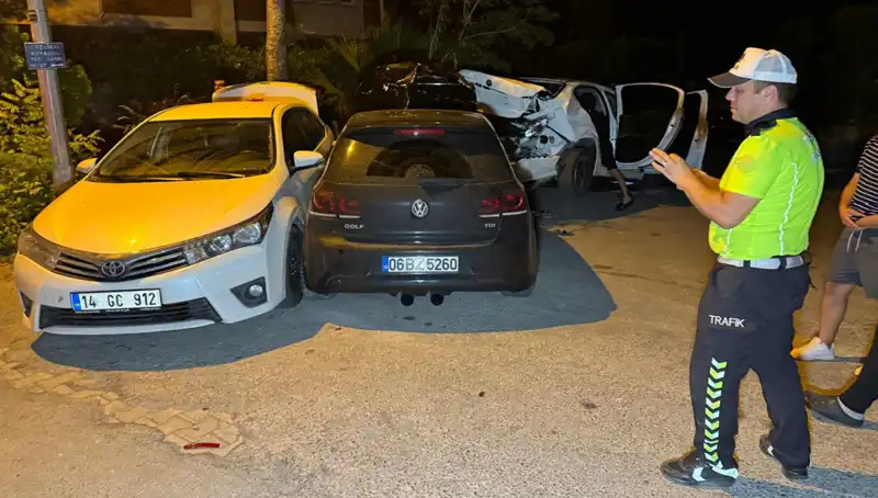 Alkollü Sürücü Kaos Yarattı: Üç Araca Çarpıp Sokağı Sarsan Olay