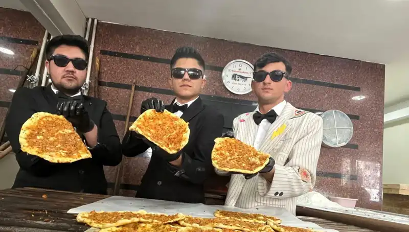 Takım Elbiseli Fırıncılar Şehirde Şaşkınlık Yaratıyor: İşte O Anlar!