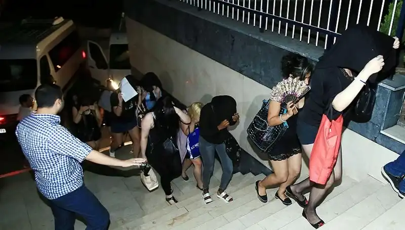 Düzce'de Fuhuş Operasyonunda Kılıçlar Çekildi: 5 Zanlı Yakalandı
