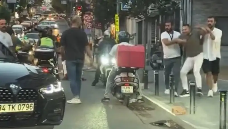 Nişantaşı'nda Yol Verme Tartışması: Sopayla Kadın Üzerine Yürüdü
