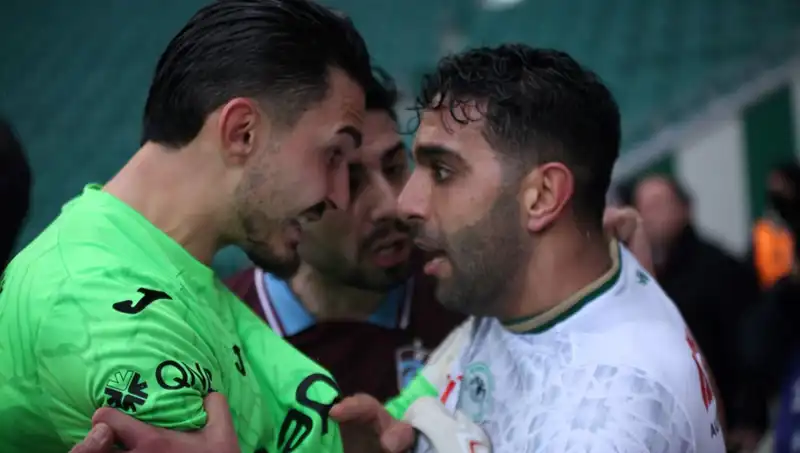 Konyaspor-Trabzonspor Maçında Büyüyen Gerilim: Futbolcular Arasında Kavga!