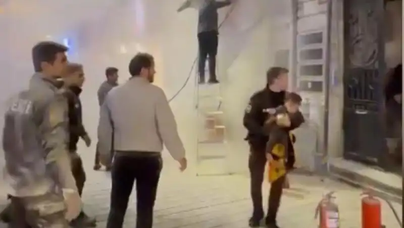 Beyoğlu’ndaki Yangında Mahsur Kalan Çocuk Kurtarıldı